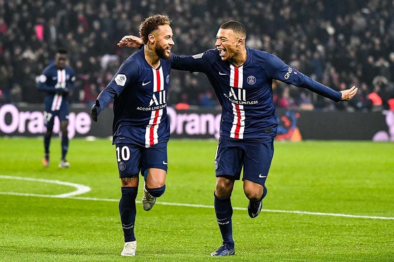 Neymar y Mbappé celebran una anotación con el PSG