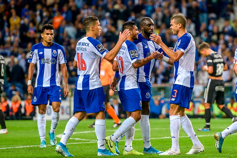 Jugadores de los Dragones celebran un gol