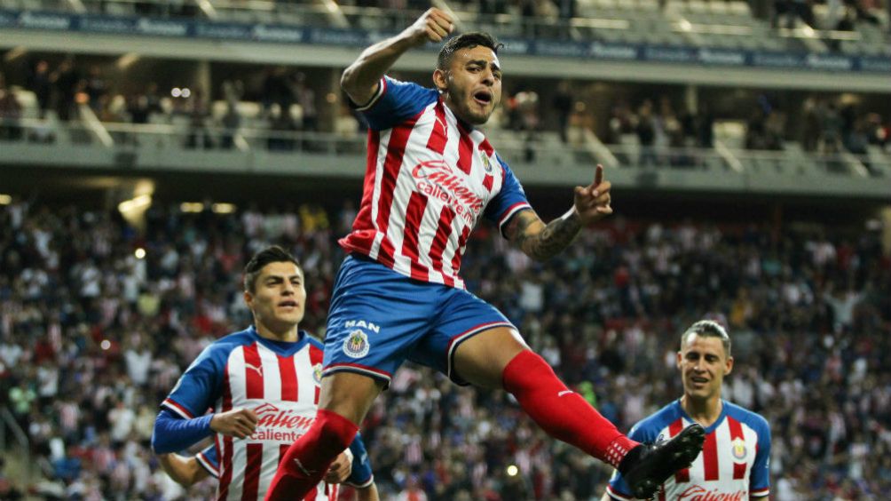 Alexis Vega celebra un gol con Chivas