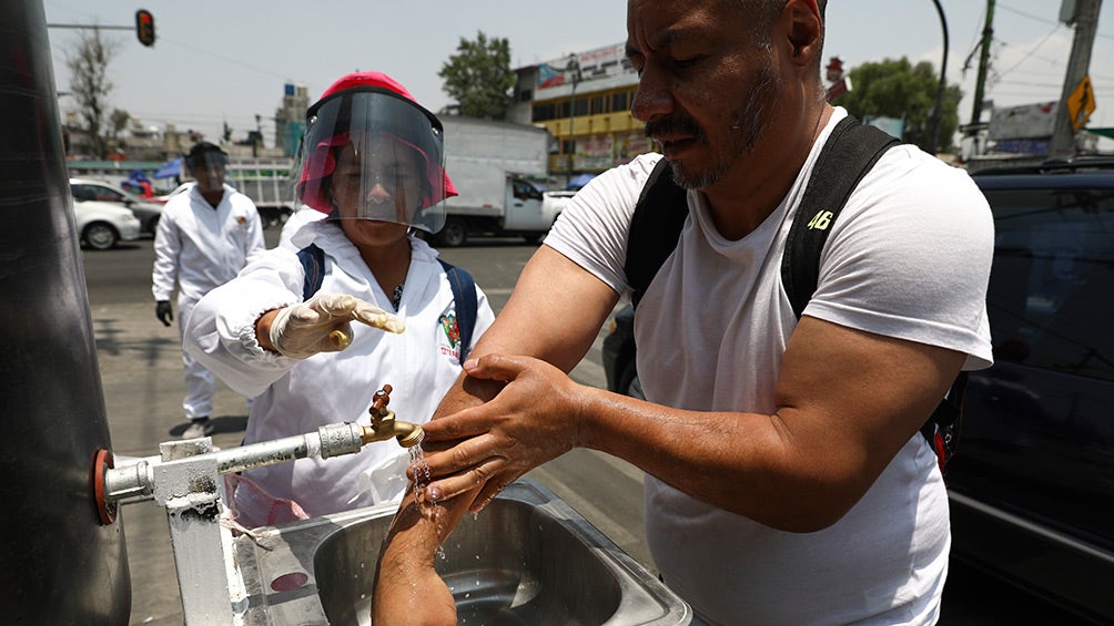 Hombre se lava las manos en la CDMX