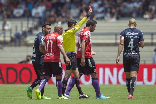 César Ramos expulsa a Verón en su último juego con Universidad