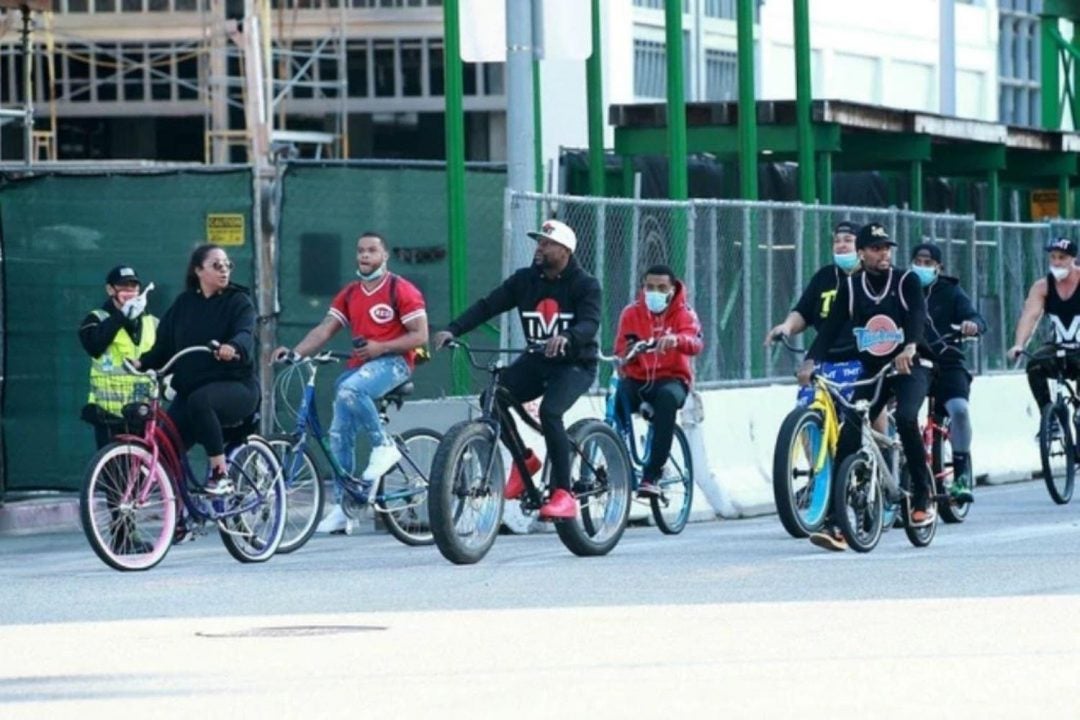 Mayweather en bicicleta con su equipo en Los Ángeles