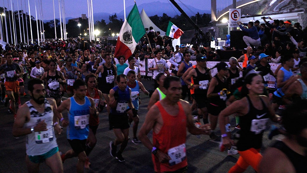 Runners pasan por el Olímpico Universitario en la última edición del Maratón