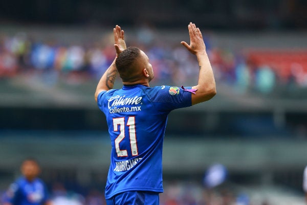 Cabecita Rodríguez en celebración de gol con Cruz Azul