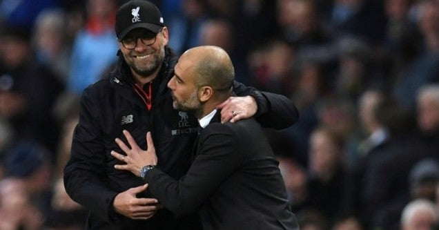 Klopp se abraza con Guardiola en un juego de la Premier League 