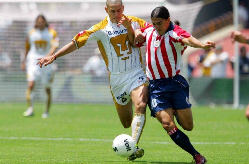 Verón y Paco Palencia durante la Final Pumas vs Chivas en el 2004