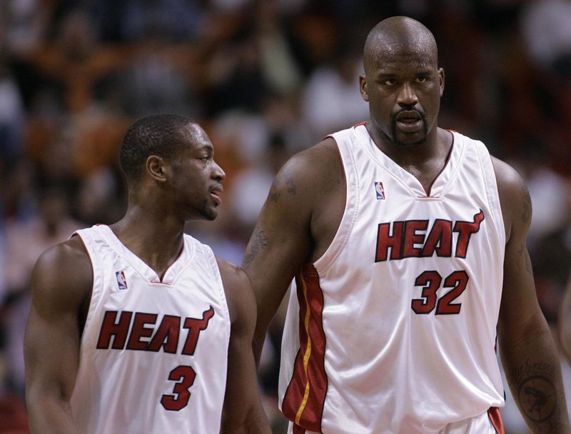 Dwyane Wade y Shaq en un partido del Heat