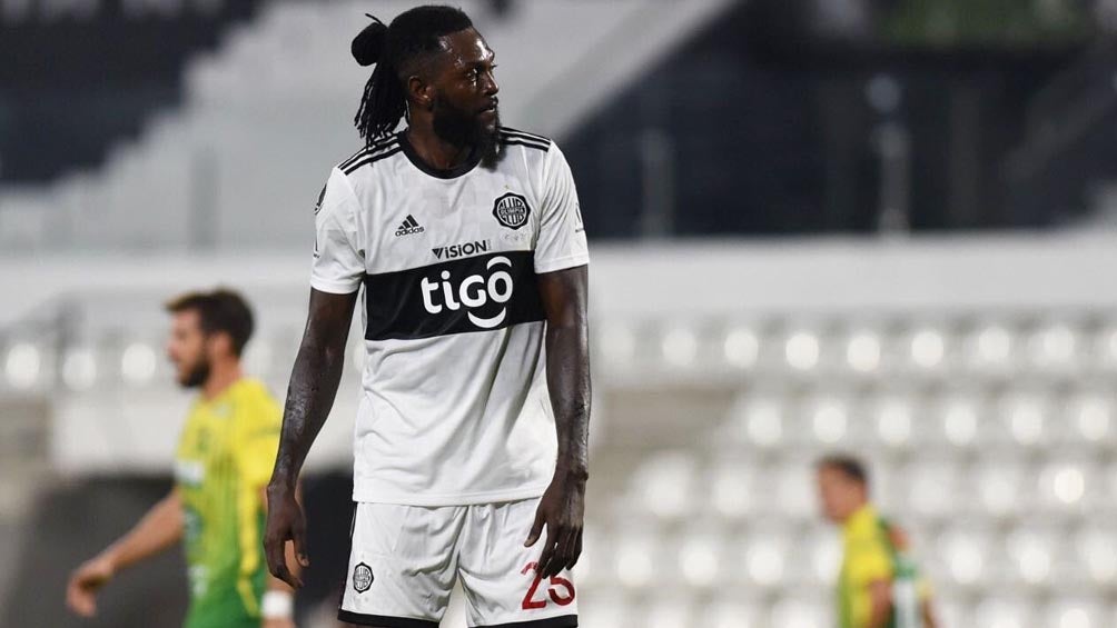 Adebayor durante un duelo con Olimpia 