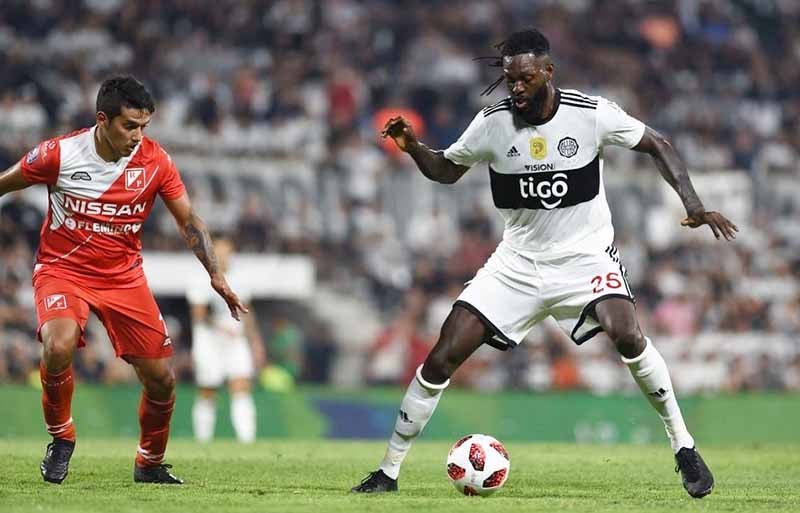 Adebayor durante un duelo con Olimpia en Paraguay 