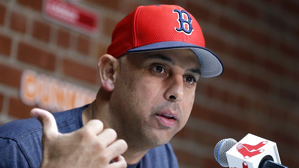 Alex Cora  en conferencia con Boston 