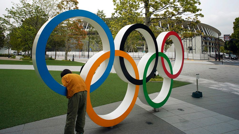 Anillos olímpicos en el Estadio Nacional de Tokio