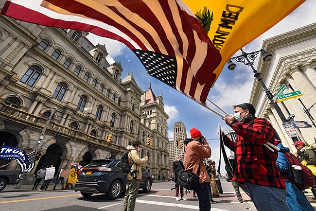 Ciudadano de Nueva York agita una bandera de Estados Unidos