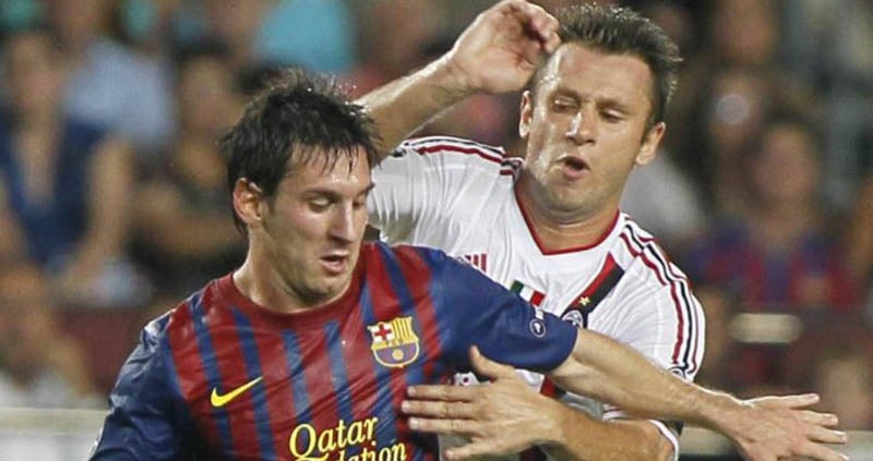 Cassano y Messi pelean un balón 
