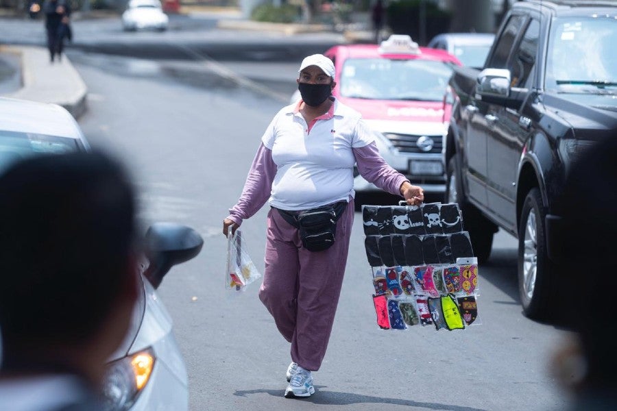 Vendedora con cubrebocas en la Ciudad de México