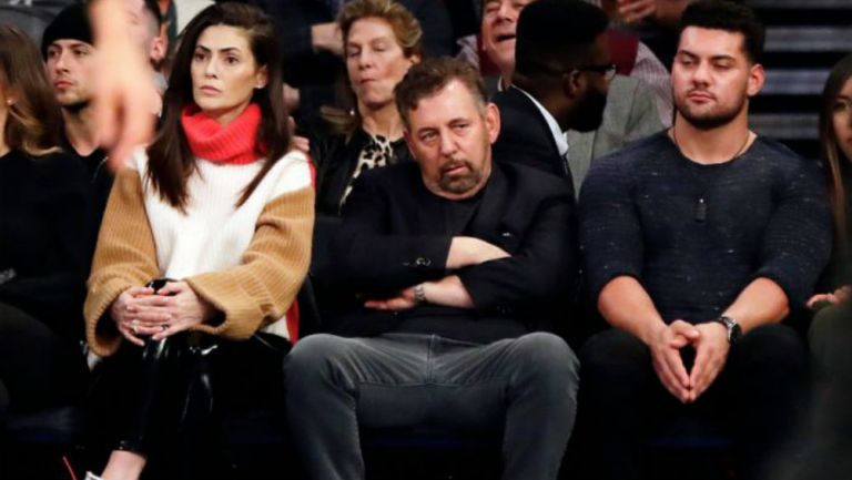 James Dolan (centro) durante un juego de Knicks 