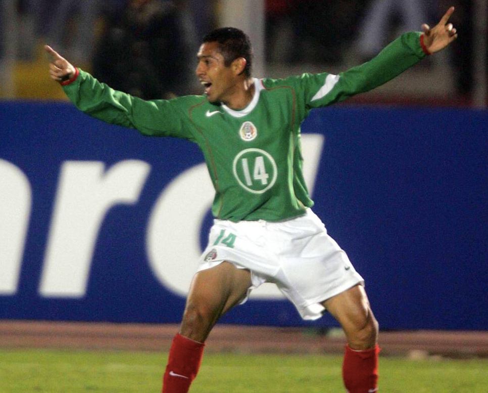 Morales celebra un gol con la Selección Nacional 