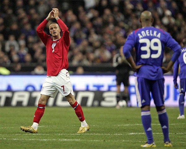 El volante durante un partido con Inglaterra en 2008