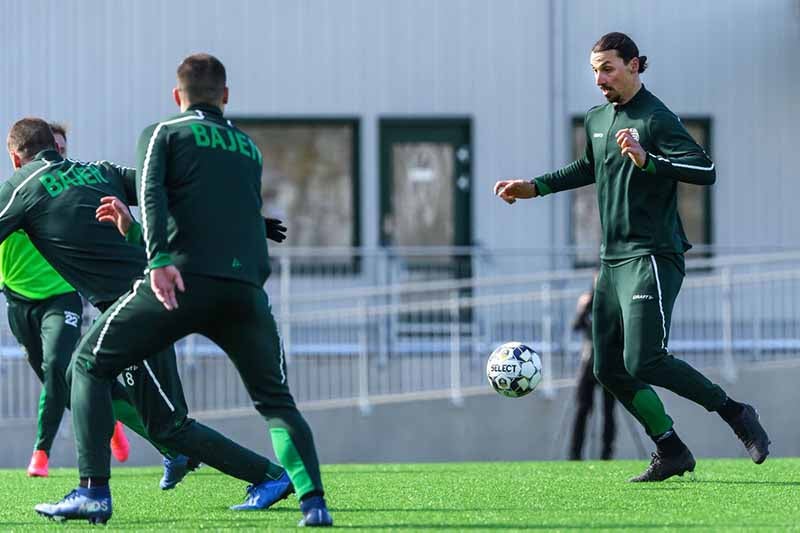 Zlatan Ibrahimovic durante un entrenamiento en Suecia 