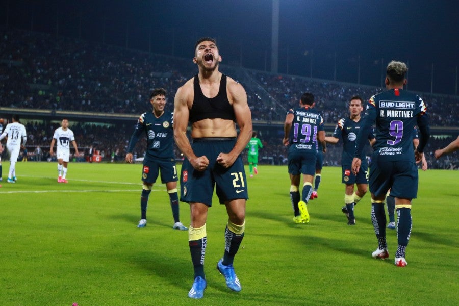 Henry Martín celebrando un gol con América