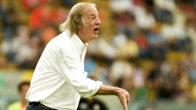 Menotti dirigiendo partido