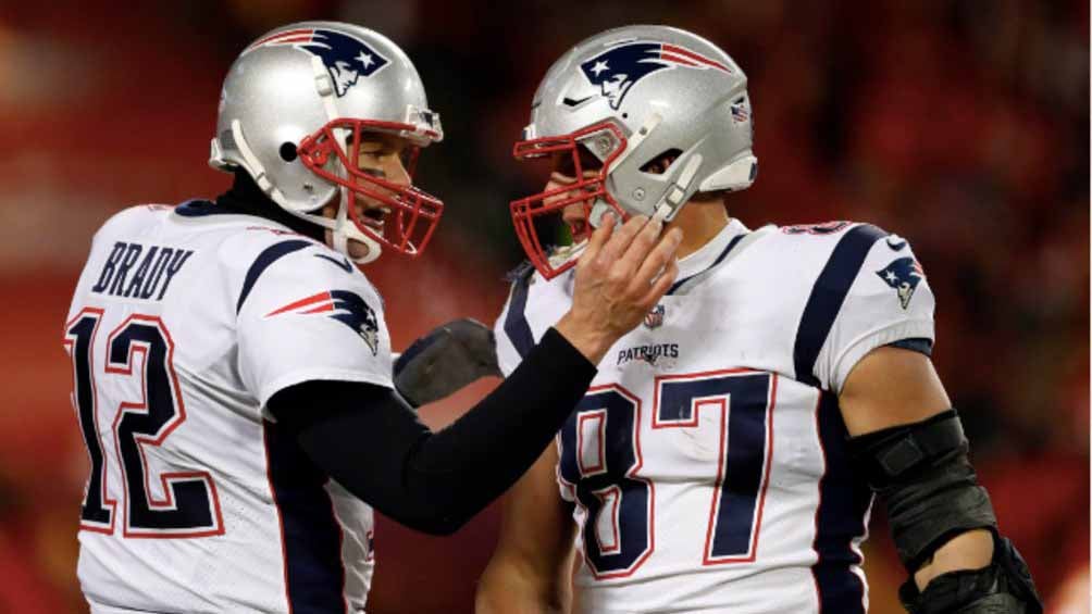 Brady felicita a Gronk tras concretar una jugada