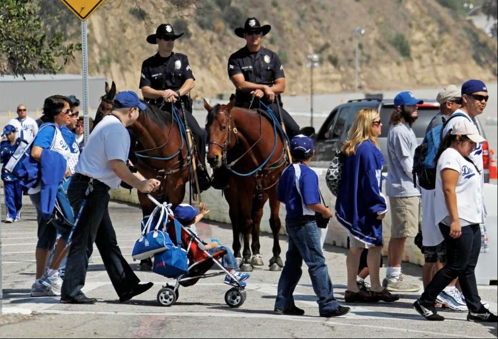 La seguridad en caballo en los estacionamientos del Dodgers Stadium 