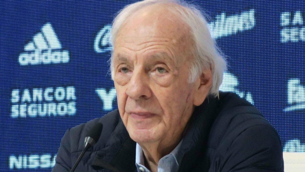 César Luis Menotti en conferencia de prensa