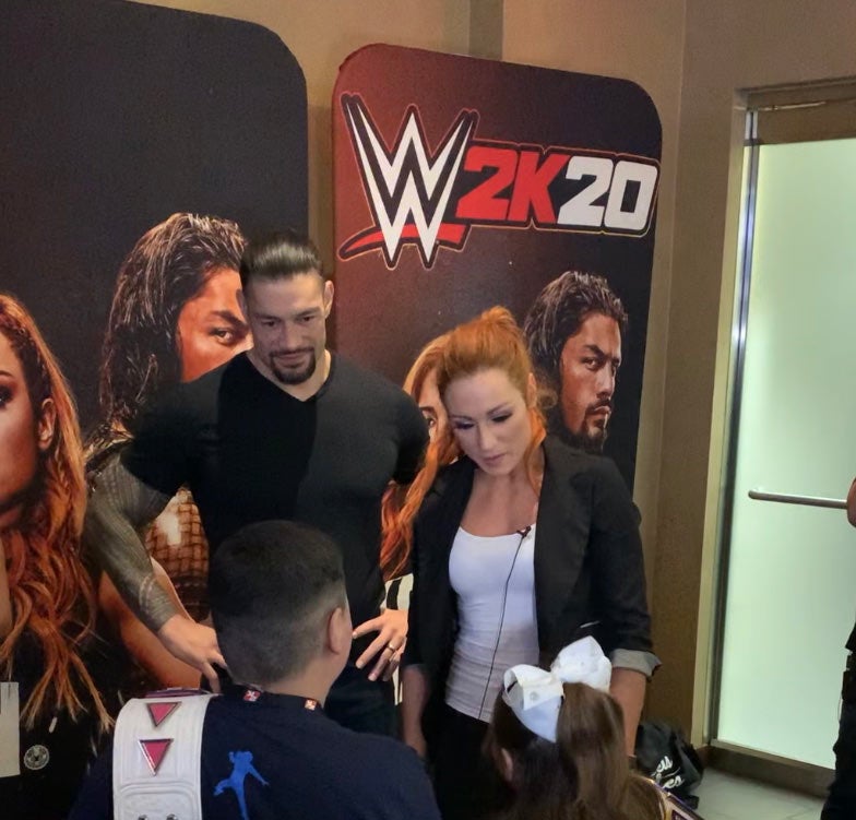 Becky Lynch y Roman Reigns, portada del WWE2K20