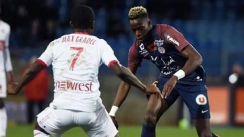 Sambia en un partido con el Montpellier