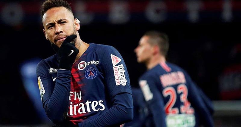 Neymar festeja una anotación con el PSG en Francia 