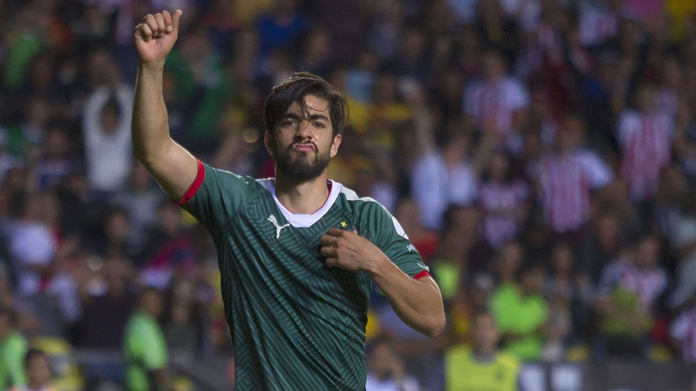 Rodolfo Pizarro festeja un gol con Chivas