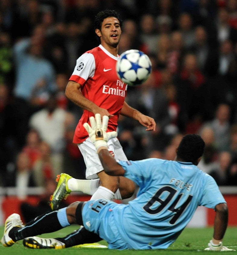 Carlos Vela durante un partido con Arsenal