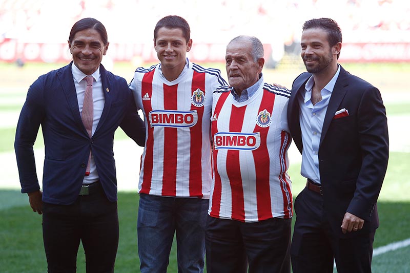 Chicharito y su abuelo, en homenaje de Chivas