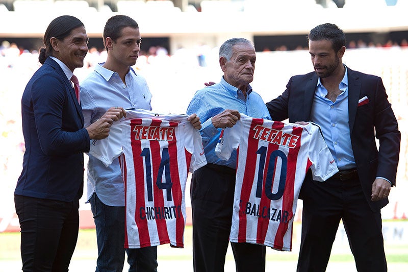 Javier Hernández y su abuelo reciben homenaje de Chivas