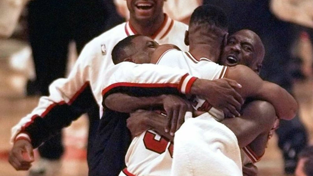 Randy Brown y Michael Jordan en festejo