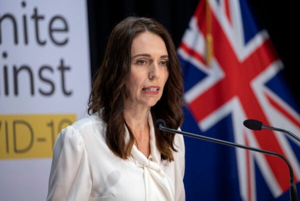 Jacinda Ardern, atiende a los medios