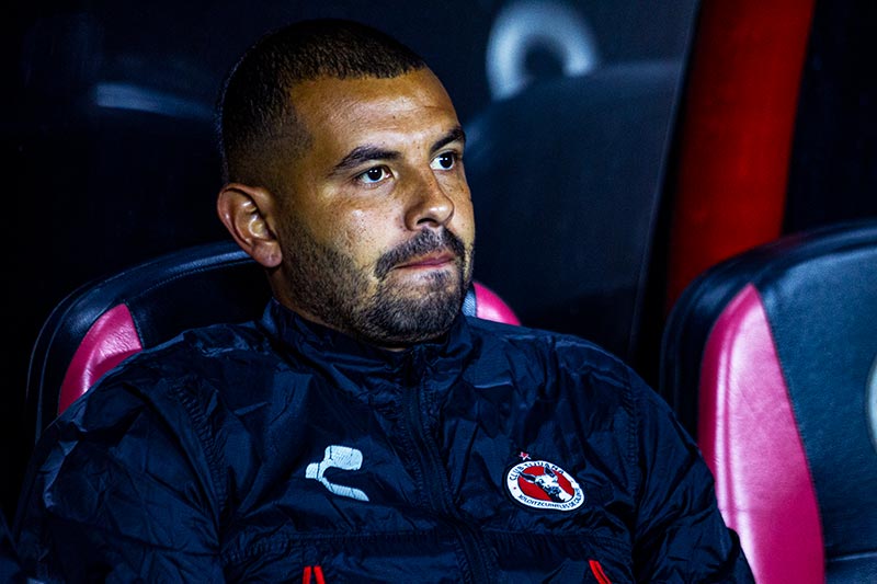 El atacante colombiano en el banquillo de Xolos