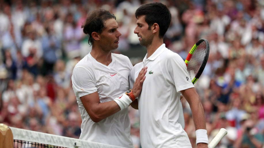 Nadal y Djokovic tras un juego