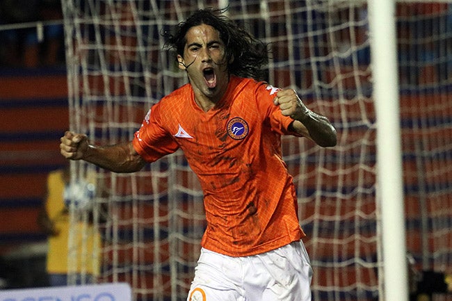 Britos celebra un gol con Correcaminos