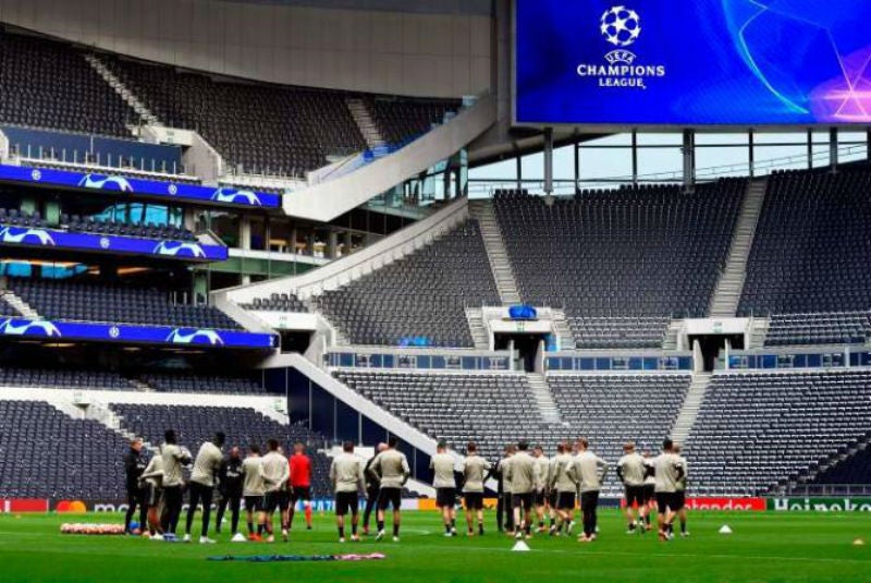 Los Spurs en su estadio previo a un juego de Champions