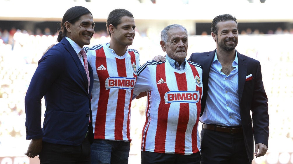 Chicharito Hernández compartió fotos de su hijo con su abuelo Tomás Balcázar