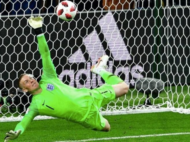 Pickford ataja un penal con Inglaterra 