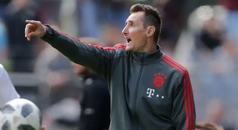 Klose da indicaciones a sus dirigidos en Alemania 