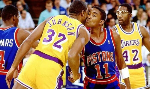 Isiah Thomas besa a Magic Johnson