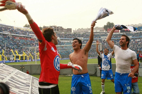 Jugadores del Puebla celebrando en el Estadio Azul 