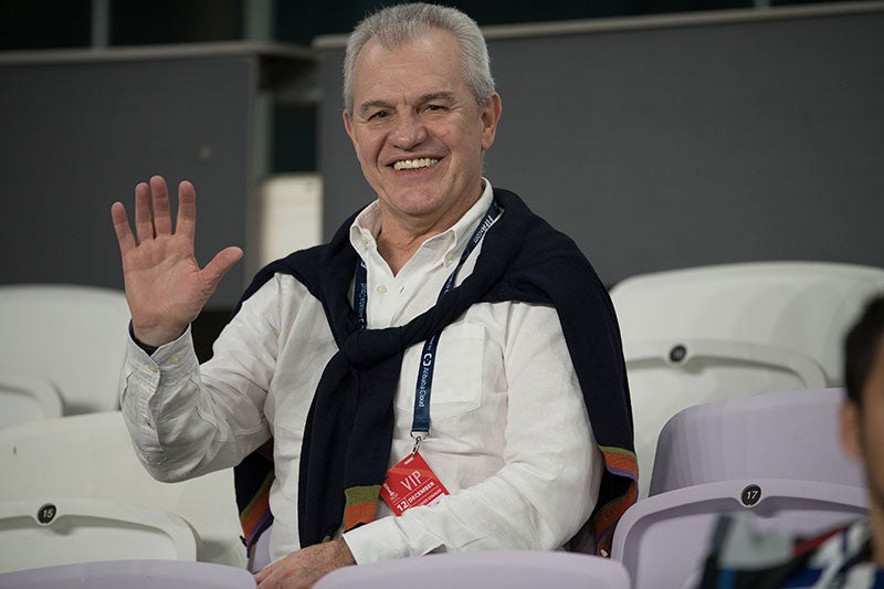 El técnico mexicano observando un partido