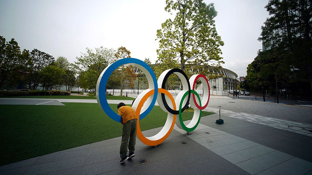 Aros olímpicos afuera del Estadio Nacional de Tokio