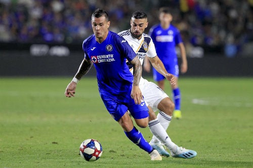 Futbolistas de Cruz Azul y Galaxy en un juego de la Leagues Cup