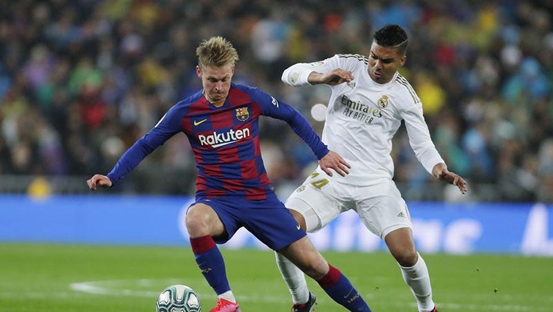 De Jong pelea un balón con Casemiro en el Clásico de España 