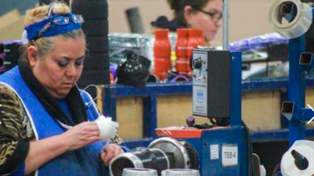 Trabajadora laborando en una maquiladora en Tijuana